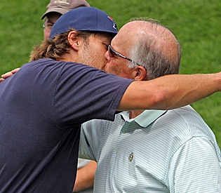 tom-brady-dad-kiss-2